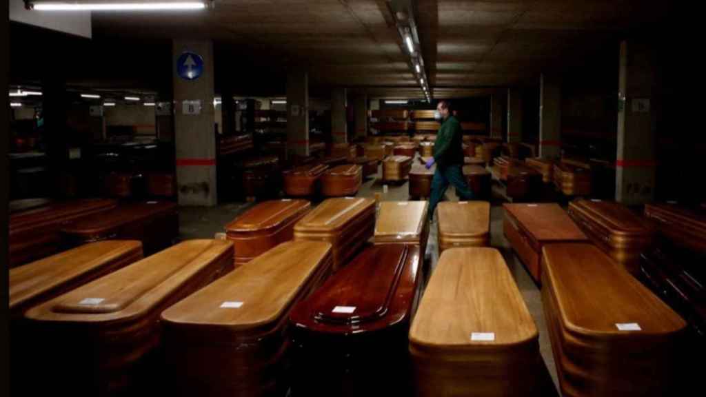 Ataúdes en el aparcamiento del cementerio de Collserola / EFE - QUIQUE GARCÍA