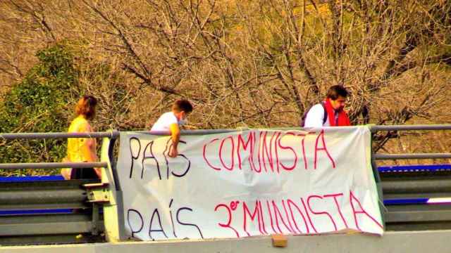 Pancarta en la plaza Karl Marx de Barcelona / TWITTER