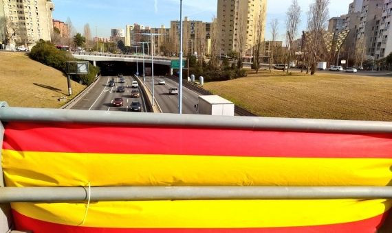 Bandera de España en la plaza Karl Marx de Barcelona