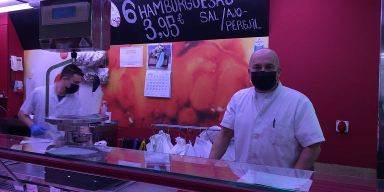 Fernando, al frente de su carnicería en el merado del Carmel / RP