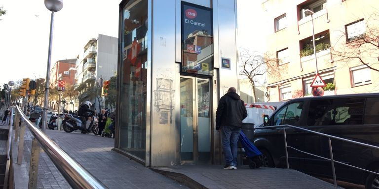 Un hombre espera el ascensor para bajar al andén del metro / RP