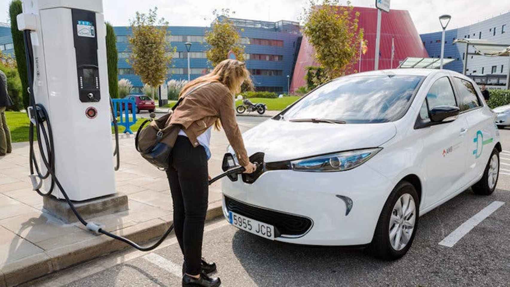 Una mujer cara su coche eléctrico en las inmediaciones de Barcelona / ARCHIVO