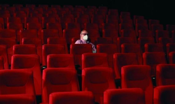 Un espectador con mascarilla en una sala de cine de Barcelona / ARCHIVO