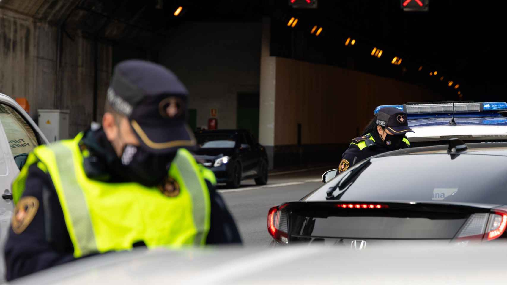 Un control de paso en Barcelona, igual al que sirvió para dar caza a los dos detenidos / GUARDIA URBANA