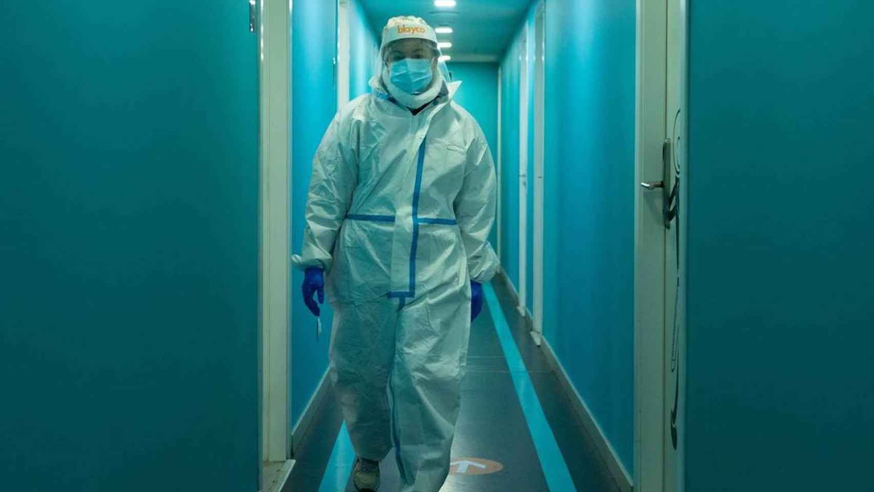 Un sanitario en Barcelona, donde crece la incidencia de la cepa británica / EFE