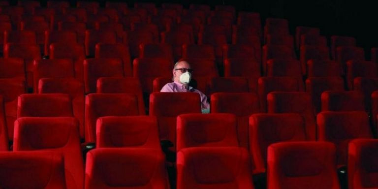 Un espectador con mascarilla en una sala de cine de Barcelona / ARCHIVO