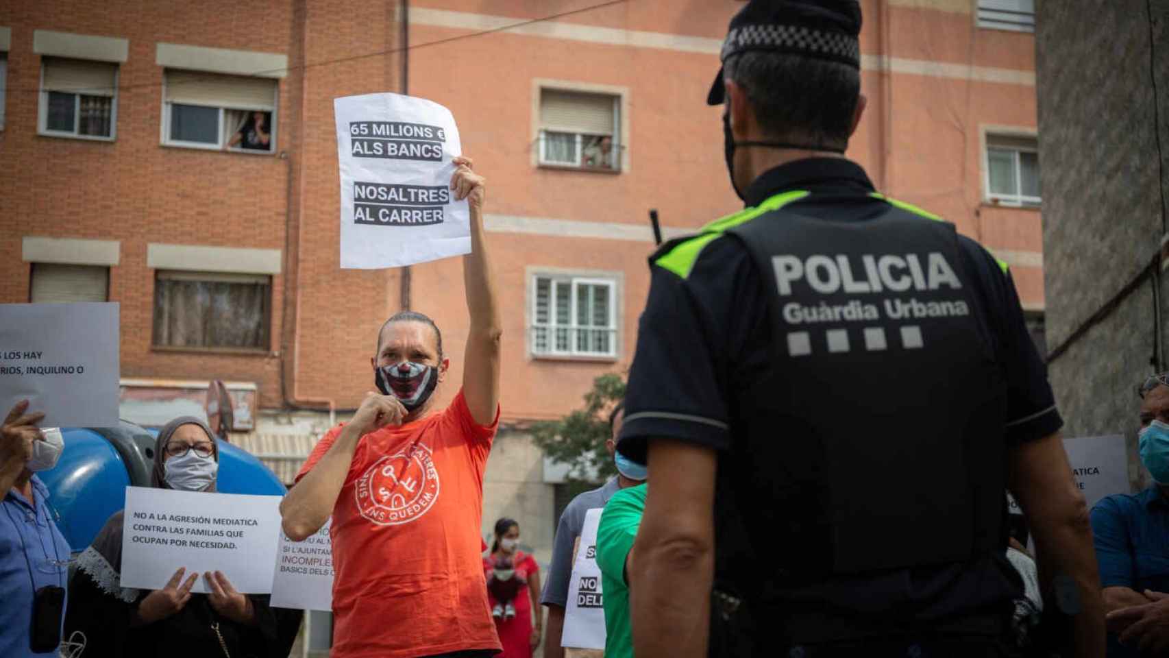 Un agente de la Guardia Urbana en un desahucio, en una imagen de archivo / EUROPA PRESS