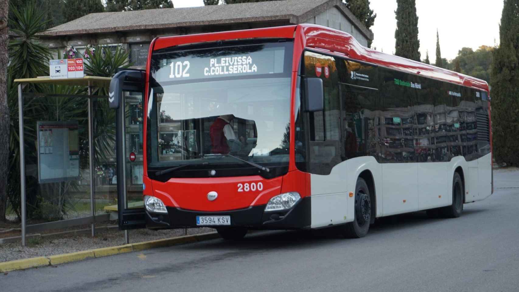 El bus 102, que va al cementerio de Collserola / TWITTER @Mikel270201