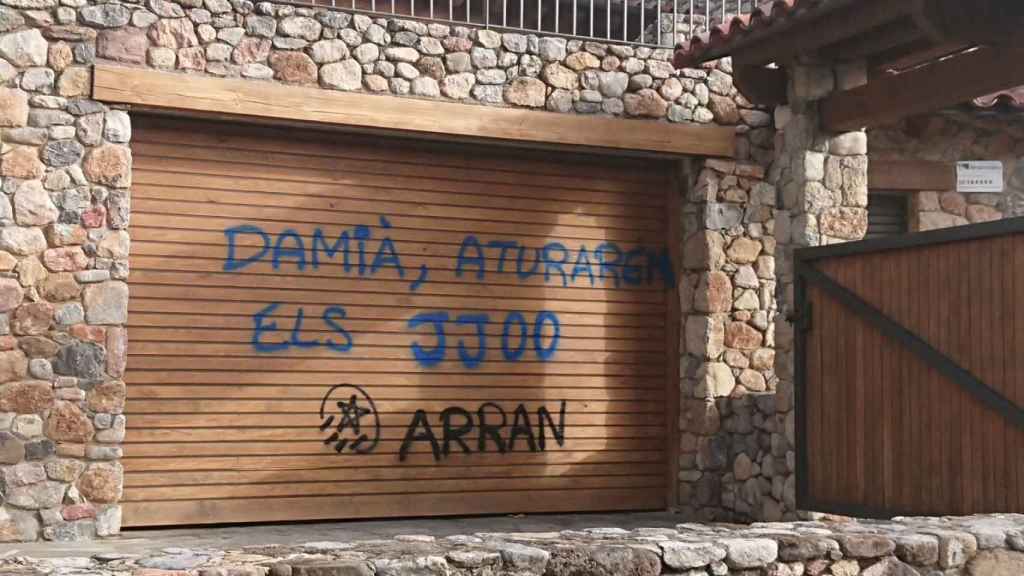 Una de las pintadas de Arran en la casa que creían que era de Damià Calvet / REDES SOCIALES