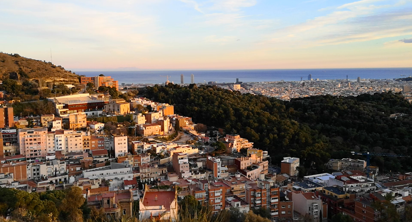 Panorámica de Barcelona desde el mirador del Coll del distrito de Gràcia / G.A.