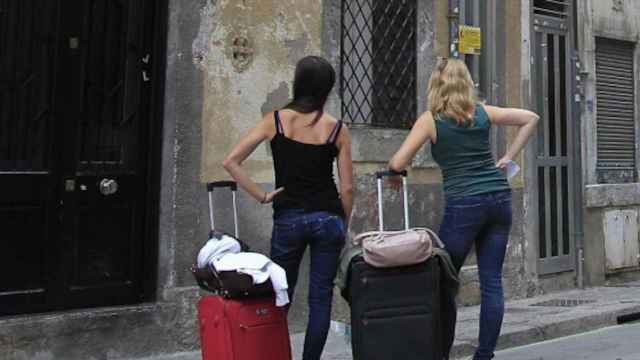 Dos turistas en una calle del centro de Barcelona
