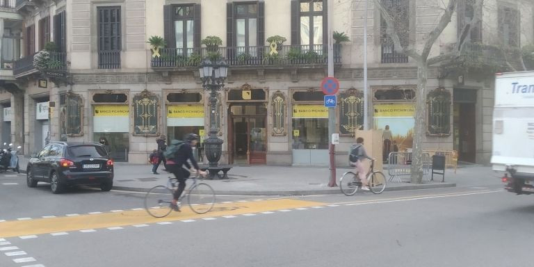 La farmacia Vilardell, convertida en el banco Pichincha, en el Eixample / METRÓPOLI ABIERTA - JORDI SUBIRANA 