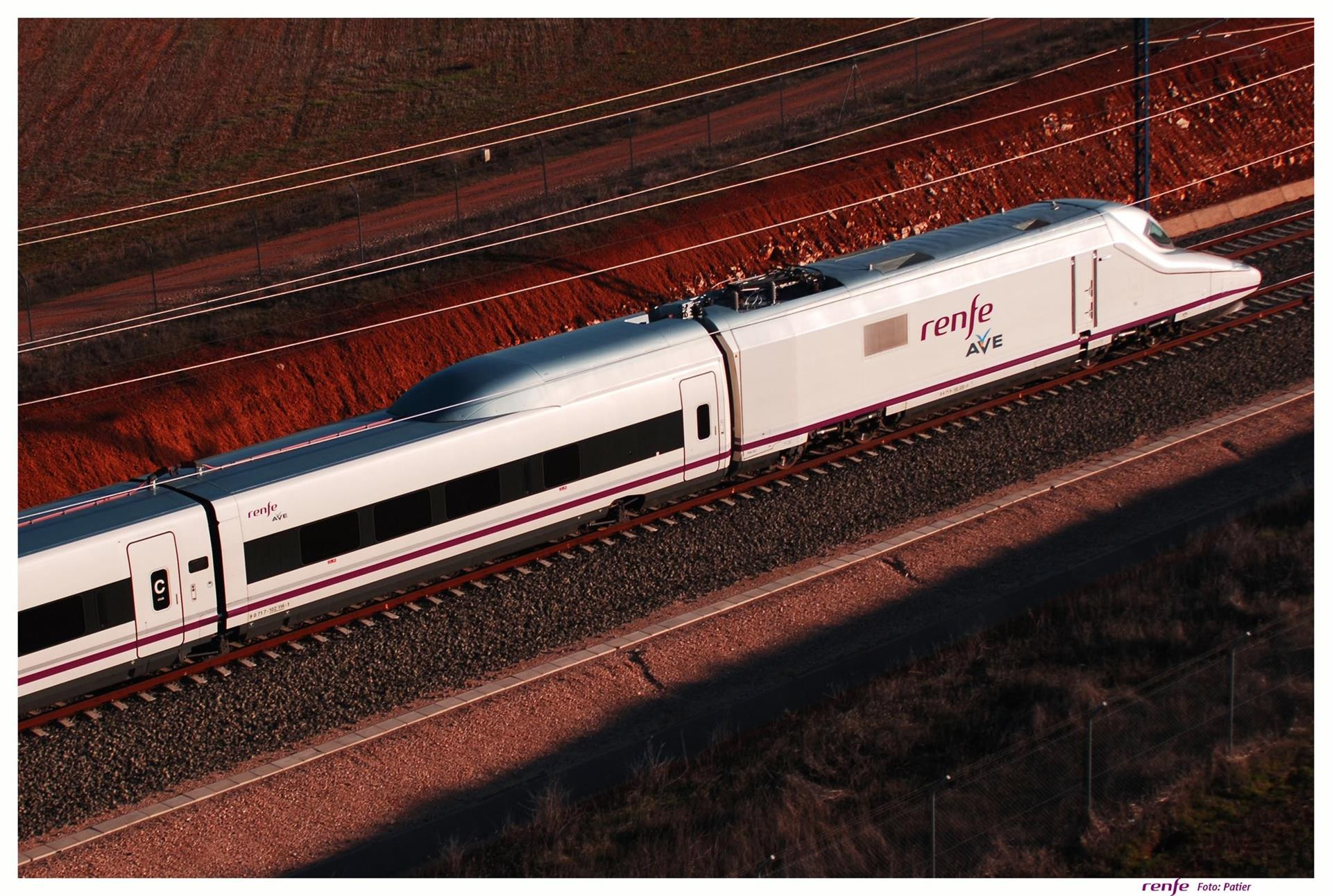 Imagen de archivo de un tren AVE circulando en la provincia de Granada - RENFE - Archivo