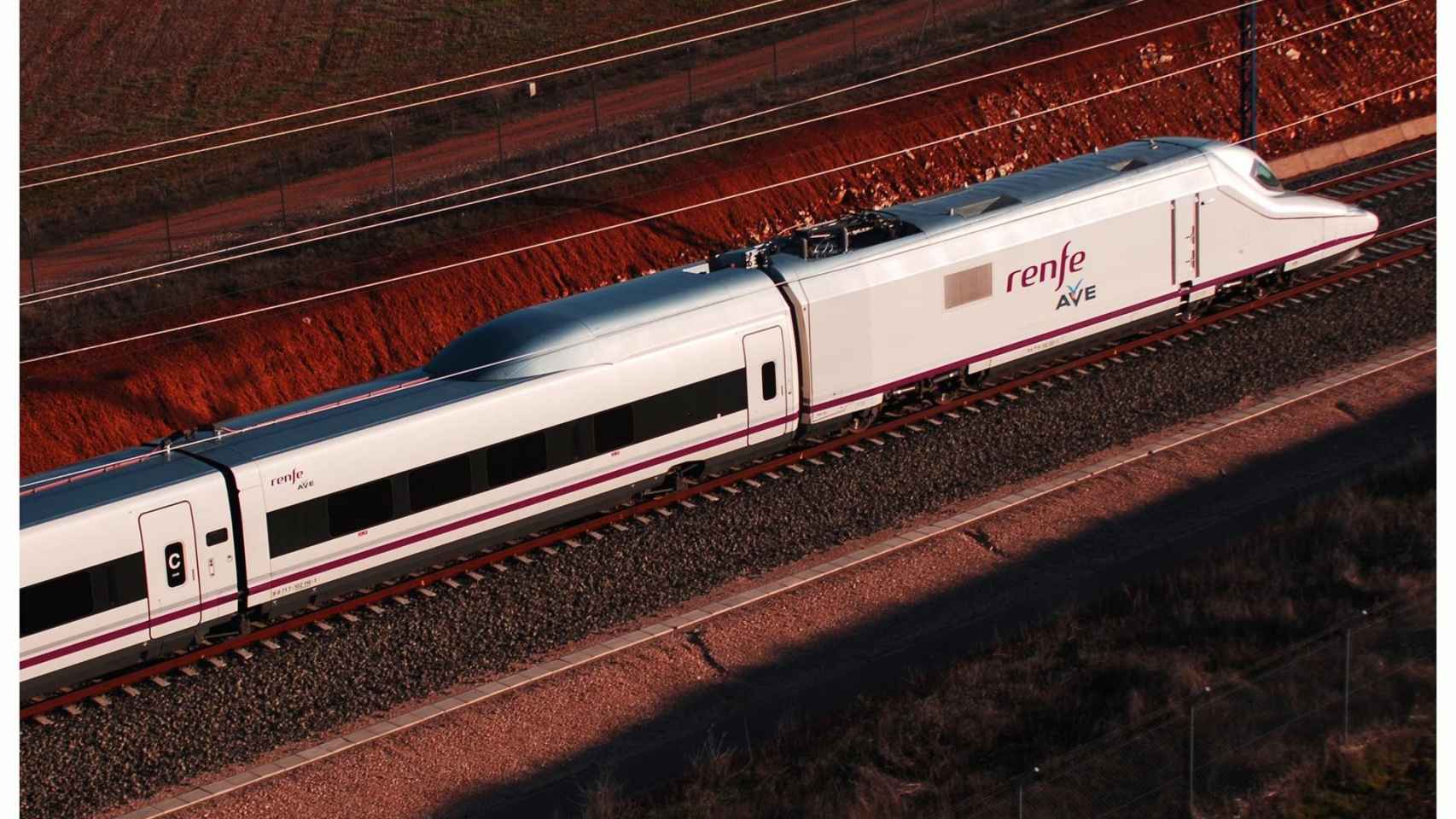 Imagen de archivo de un tren AVE circulando en la provincia de Granada - RENFE - Archivo