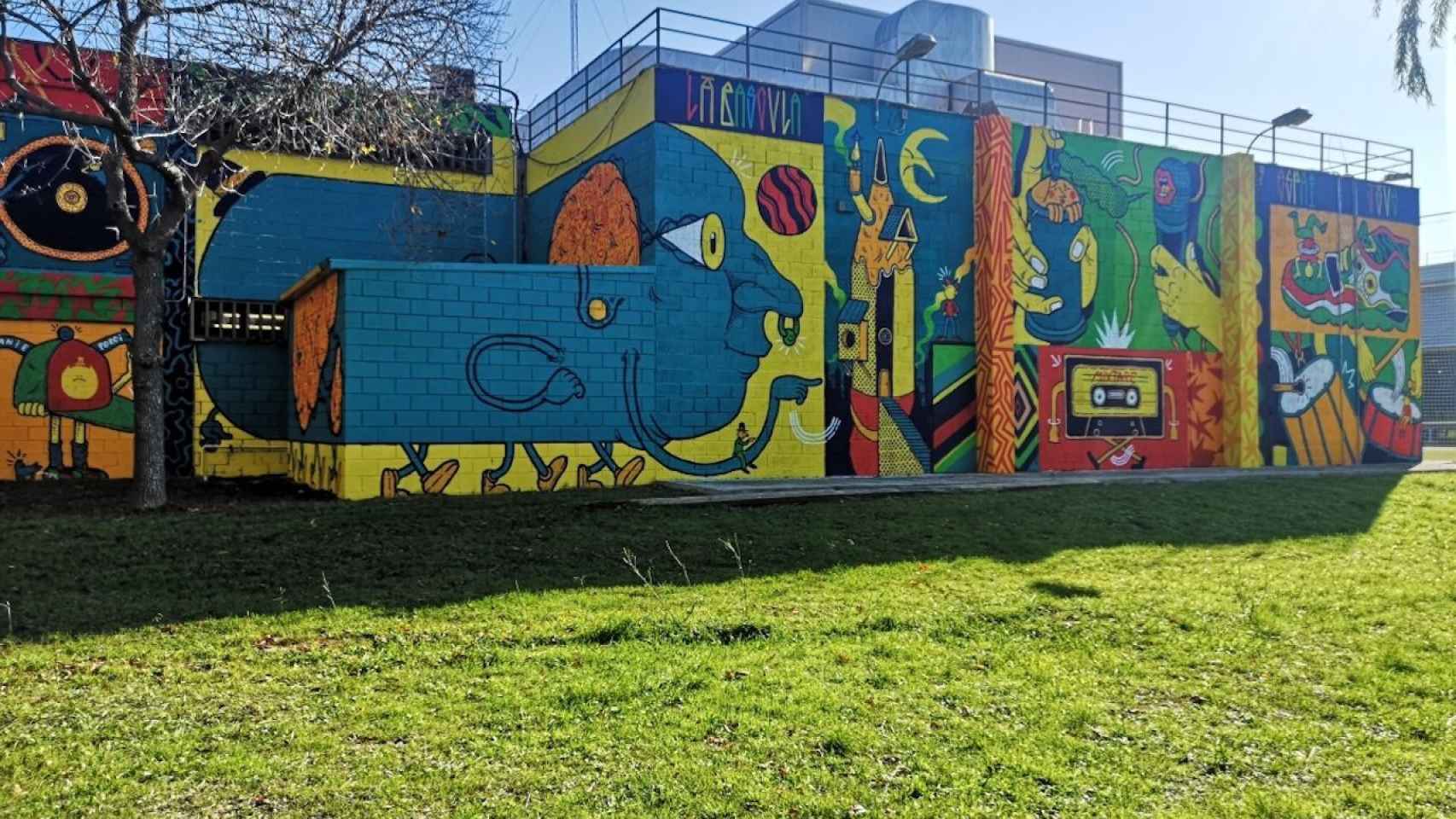 Mural del Espai Jove La Bàscula, en el barrio de La Marina / ESPAI JOVE LA BÀSCULA