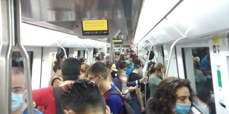Usuarios con mascarillas en el metro de Barcelona el pasado verano / METRÓPOLI ABIERTA - JORDI SUBIRANA