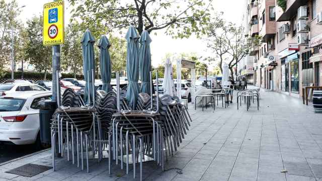 Terraza recogida y cerrada en un bar / EFE