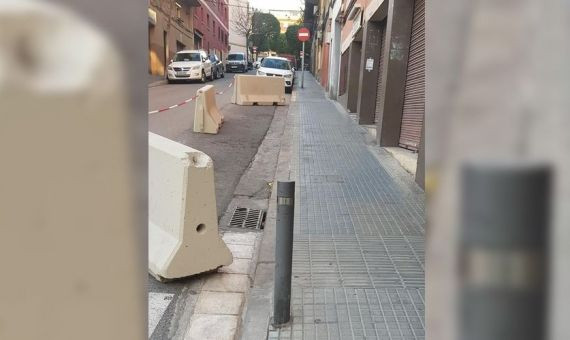 Uno de los bloques de hormigón que han provocado críticas vecinales en Santa Coloma de Gramanet / FACEBOOK