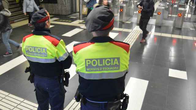 Dos agentes, en una de las estaciones de transporte público de Barcelona