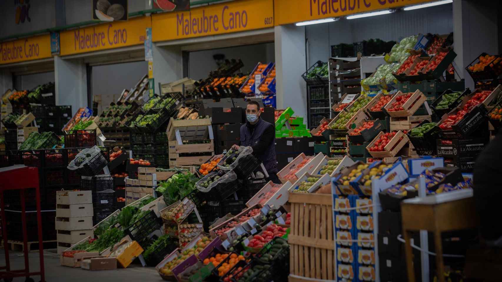 Un trabajador junto a un puesto de frutas en Mercabarna, en Barcelona / EUROPA PRESS - David Zorrakino