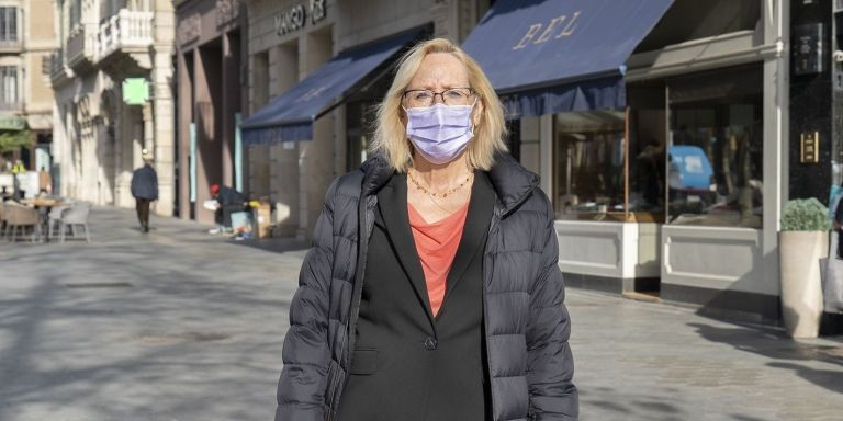 Assumpta Escarp en el paseo de Gràcia / MA - LENA PRIETO