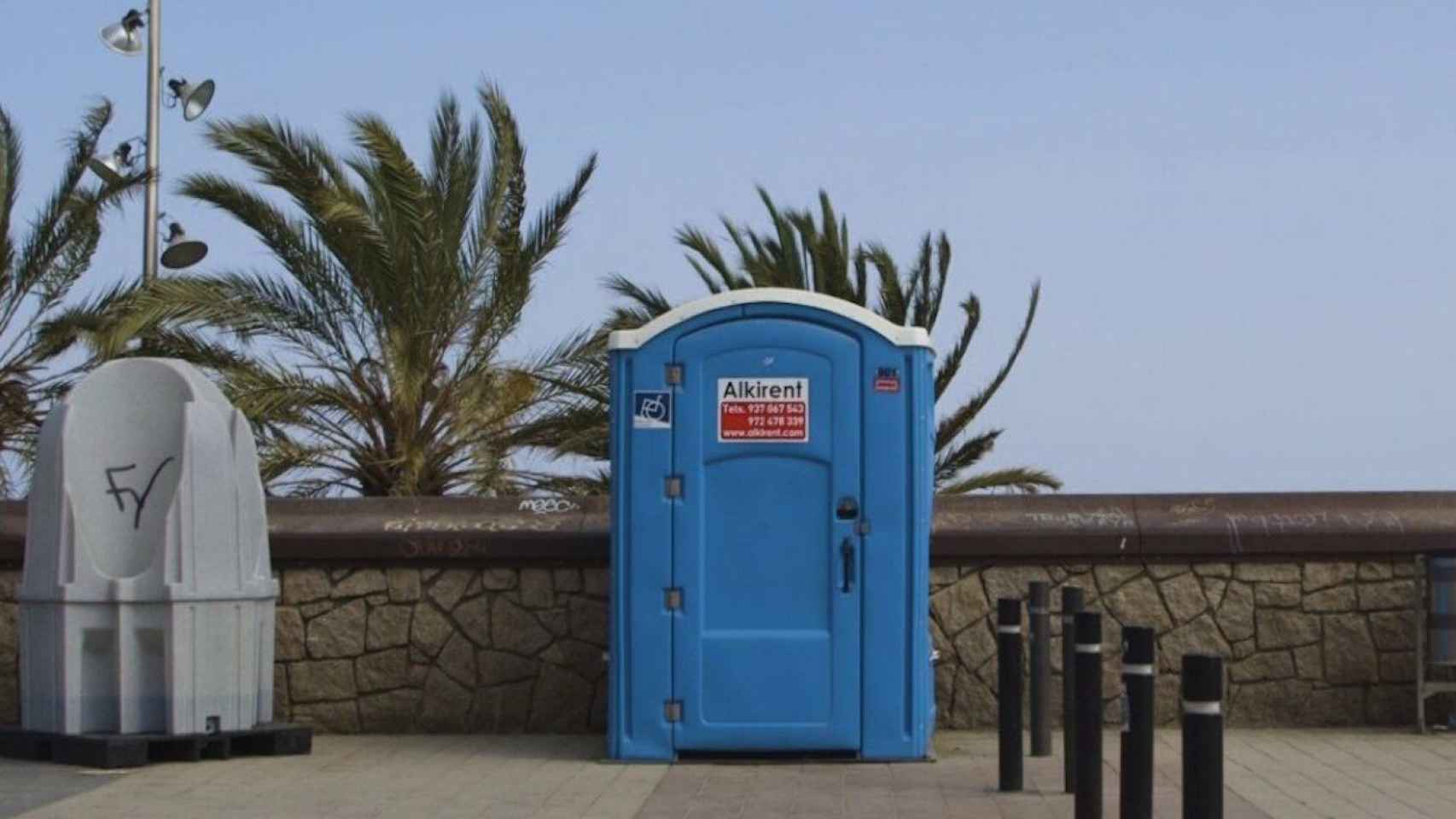 Un lavabo público en un tramo del paseo Marítim en La Barceloneta / AYUNTAMIENTO DE BARCELONA