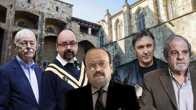 Mendoza, Ruiz Zafón, Vázquez Montalbán, Zanón y Marsé, autores de libros sobre Barcelona, en un fotomontaje con la plaza del Rei de fondo / V.M.