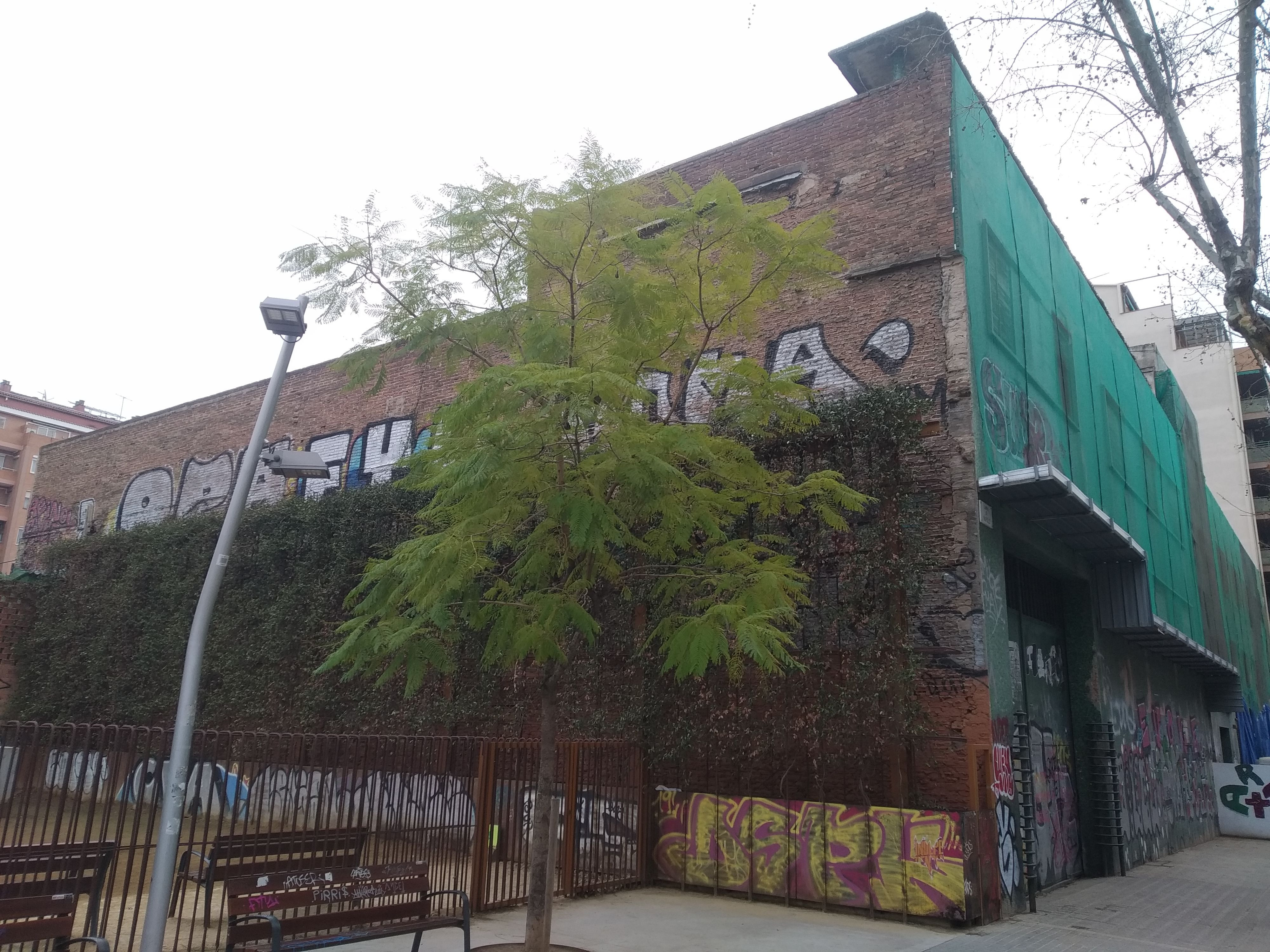 El edificio de Nàpols junto a la zona de perros donde se hará el CAP de Fort Pienc / MA - JORDI SUBIRANA