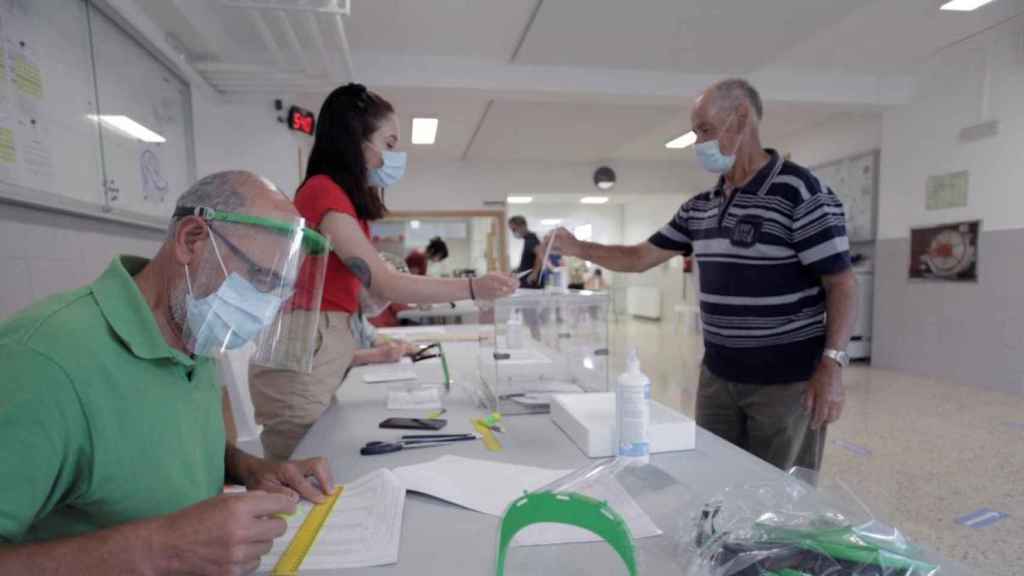 Mesa electoral con mascarillas en Galicia / EFE