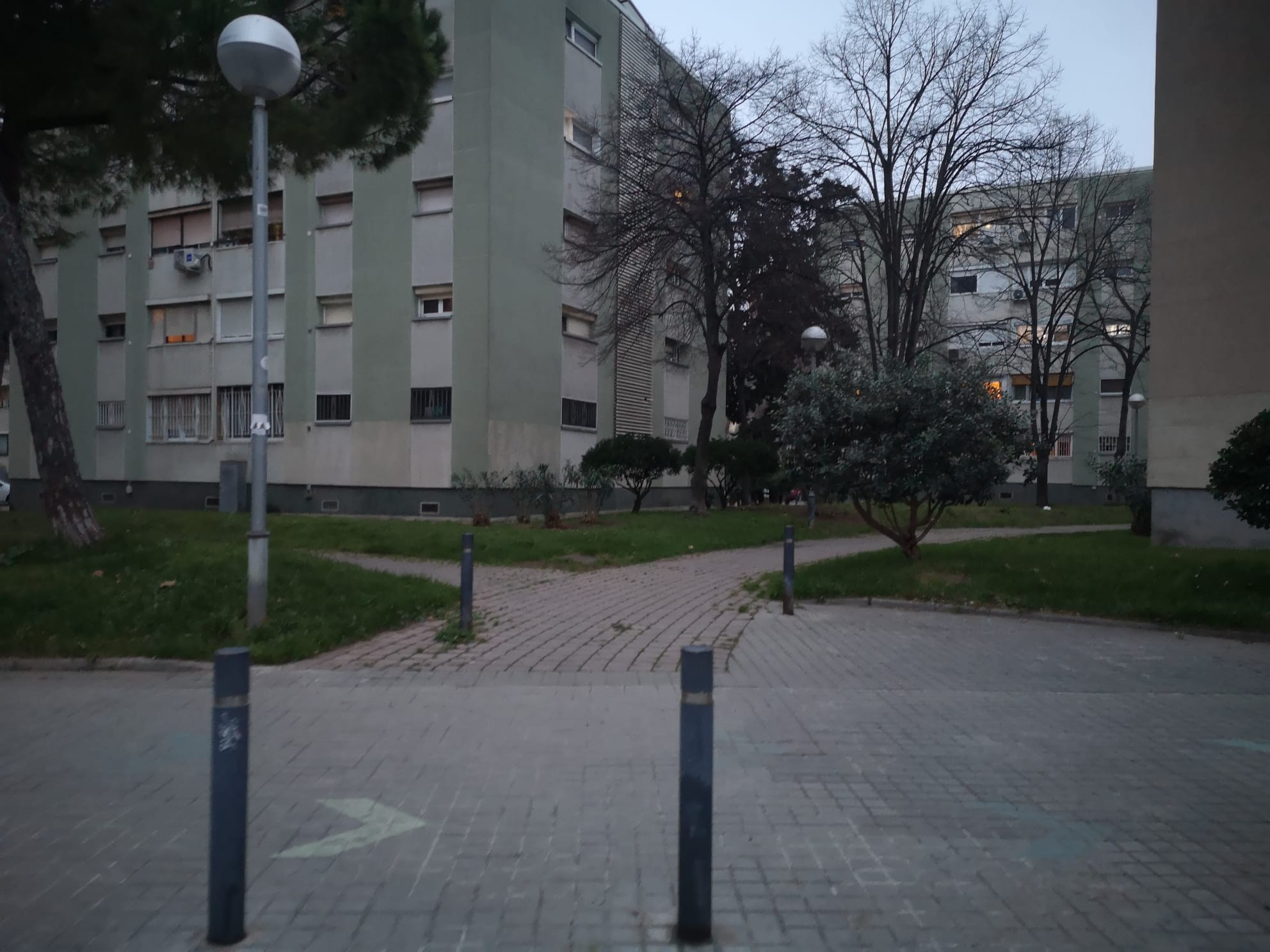 Plazoleta de edificios en la calle Concili de Trento / G.A