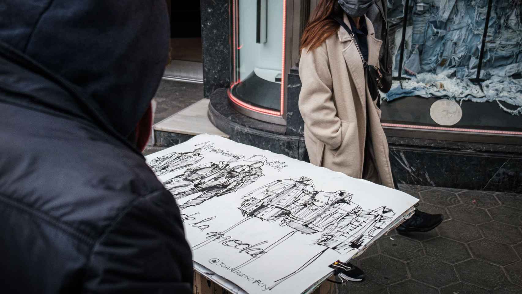 Joan Bueno, pintor callejero de Barcelona pintando en el paseo de Gràcia / PABLO MIRANZO (MA)