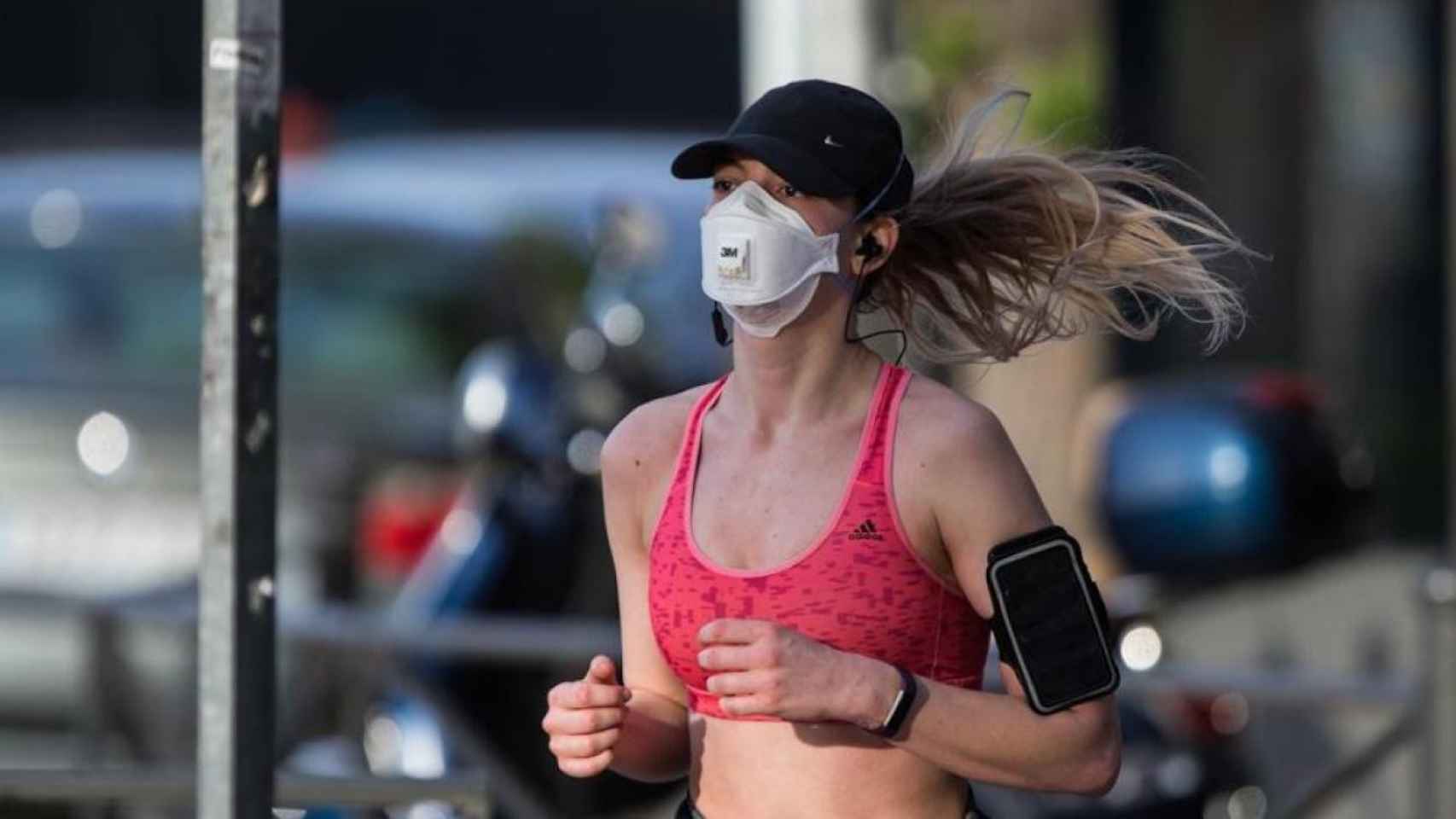 Una chica sale a correr con la mascarilla / EUROPA PRESS