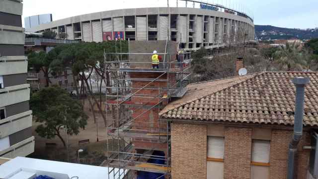 La chimenea de la 'macrococina fantasma' de Les Corts / ASOCIACIÓN DE VECINOS DEL CAMP NOU