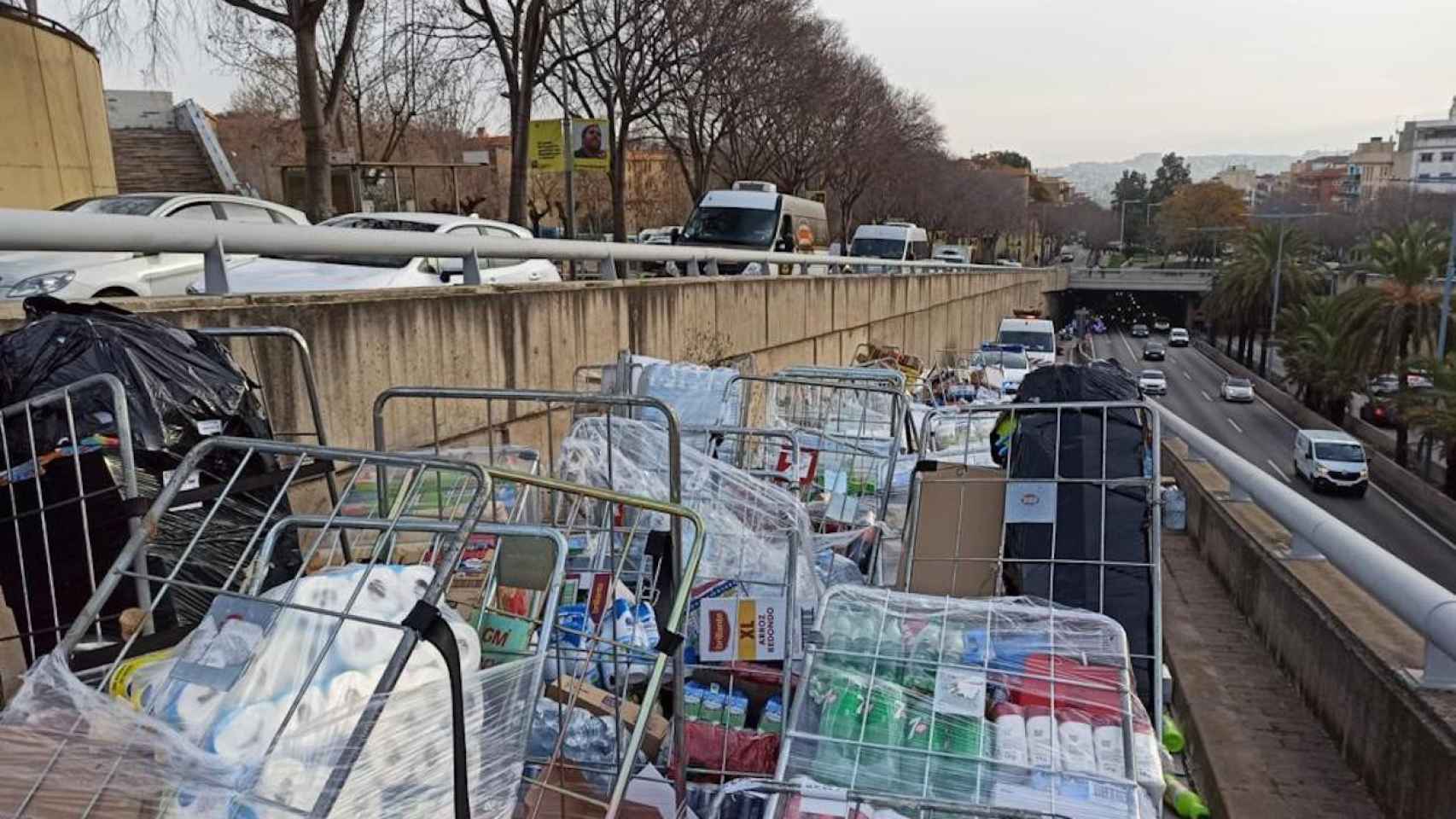 La carga del camión que ha sufrido un incidente en la Ronda de Dalt / ÁREA METROPOLITANA DE BARCELONA