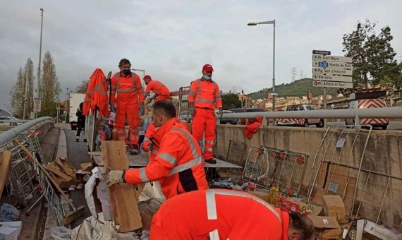 Operarios retiran los productos del camión / ÁREA METROPOLITANA DE BARCELONA