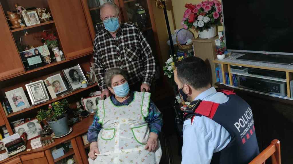 María, en su nueva silla, junto a Juan, su marido, y un mosso d'esquadra / @ravaldream