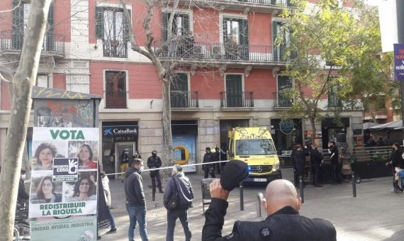 Ambulancia en frente del inmueble del piso 'okupado' en el Paral·lel / METRÓPOLI ABIERTA