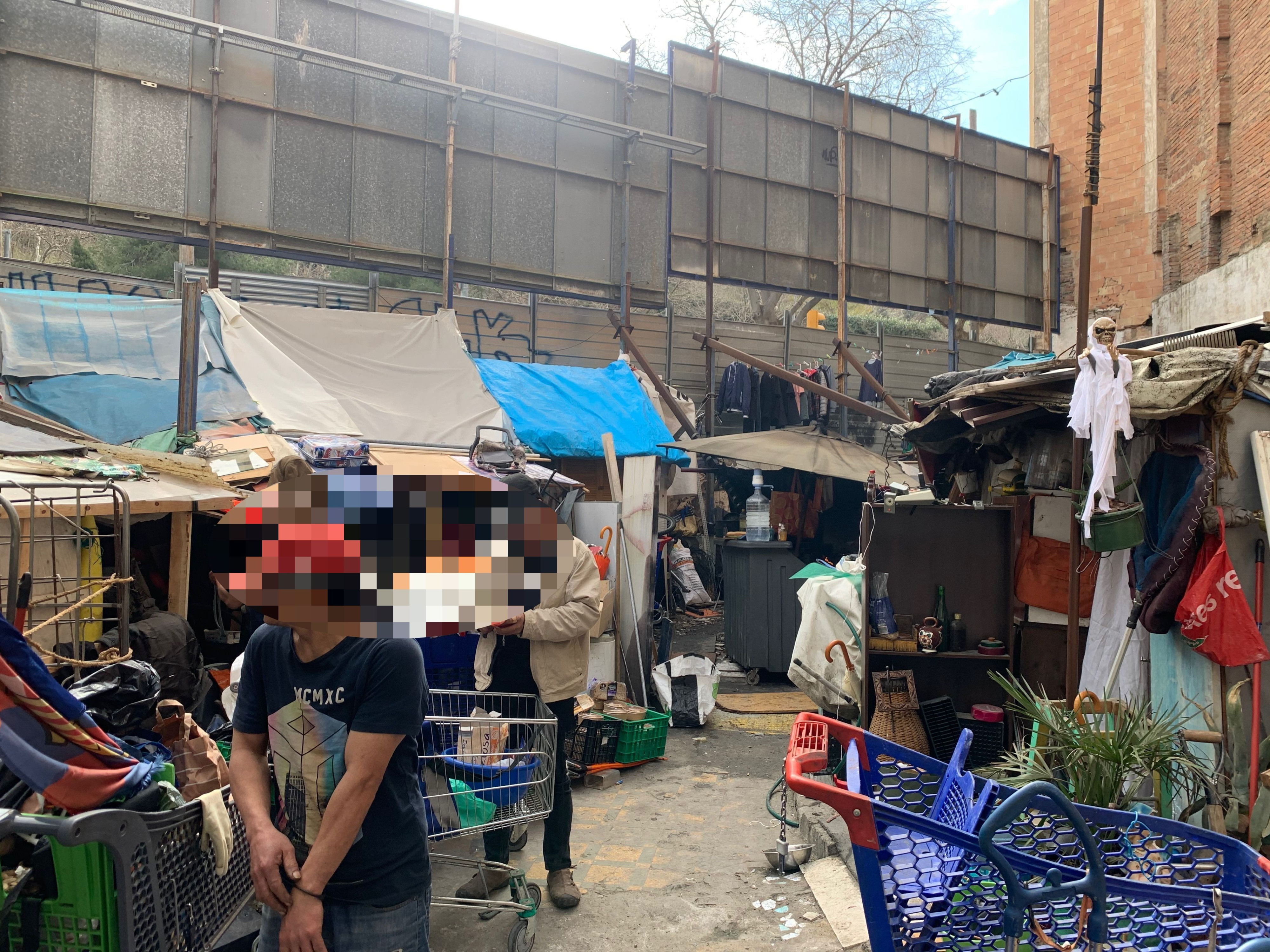 Algunos de los habitantes del poblado filipino en el interior del solar 'okupado' del Poble-sec / V.M.