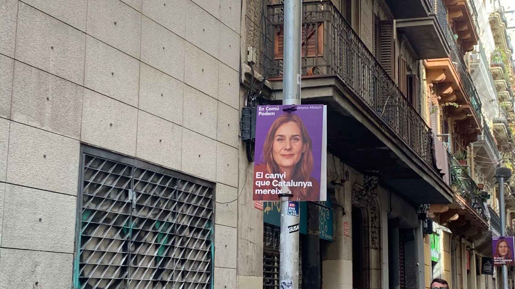 El cartel de En comú Podam en la farola donde por la mañana había el de JxCat/ @frosellm - TWITTER