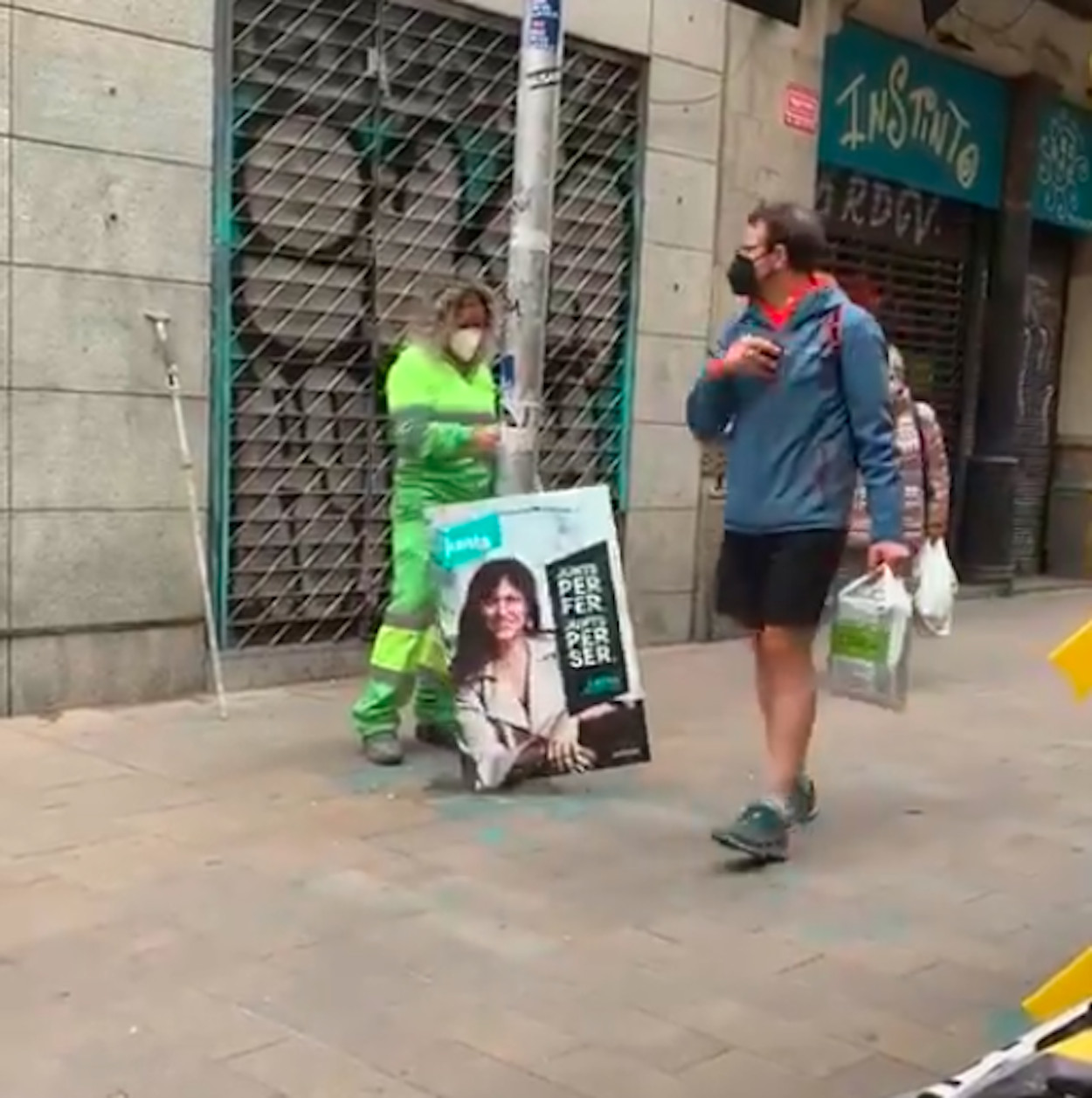 Una trabajadora municipal retira carteles electorales de JxCat / REDES SOCIALES