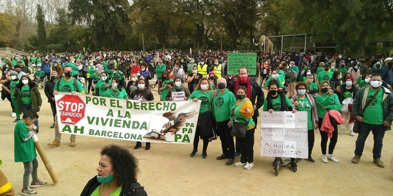 Concentrados de la PAH muestras sus pancartas tras la decisión del TC / REDES SOCIALES