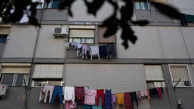 Tendederos con ropa colgada en Ciutat Meridiana, Barcelona