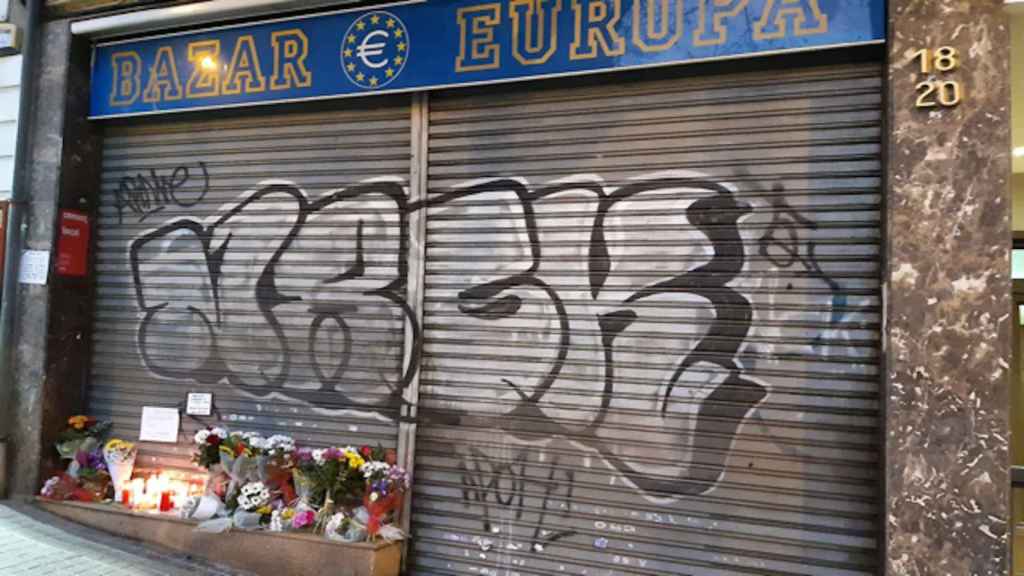 Flores y velas en el bazar Europa que regentaba Ling / REDES SOCIALES