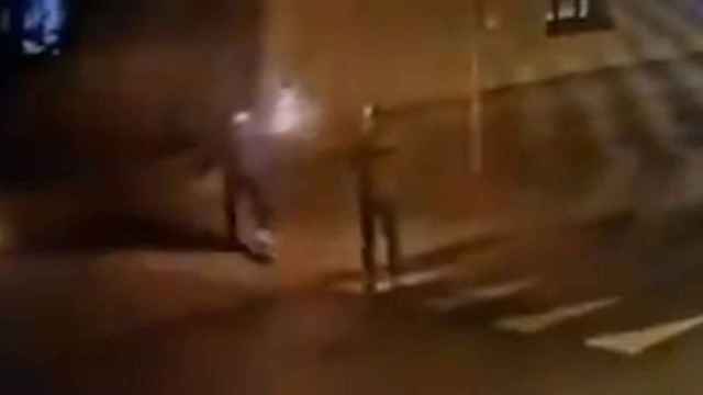 Momento en que dos personas lanzan el coctel molotov contra la comisaría de Matadepera