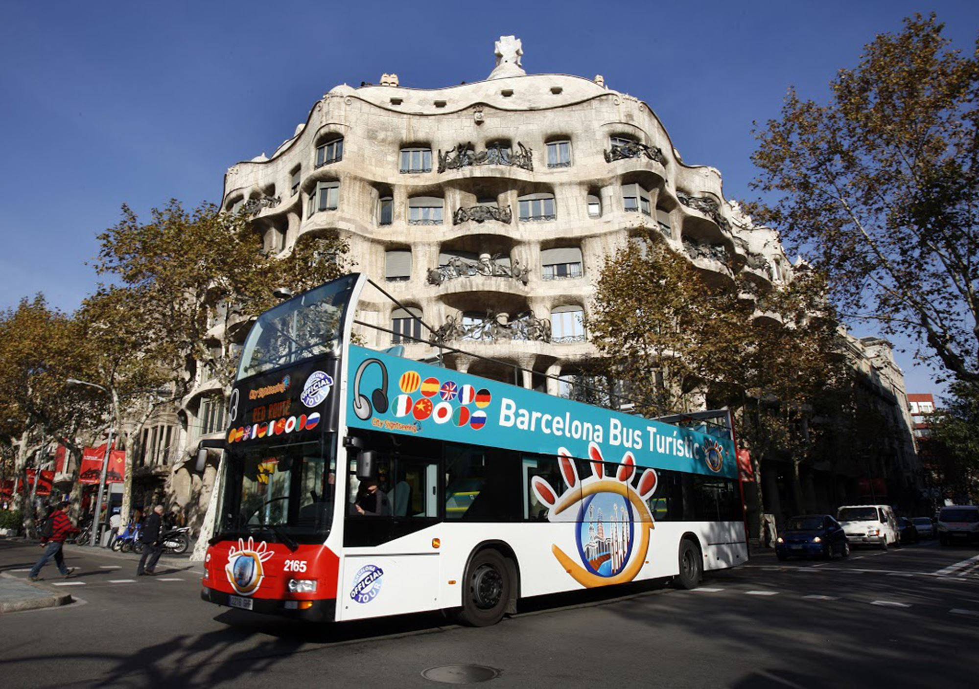 Un bus turístico de TMB junto a La Pedrera / TMB