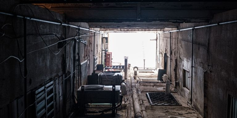 El patio interior del edificio donde vive 'Paquito', en la calle dels Salvador / PABLO MIRANZO