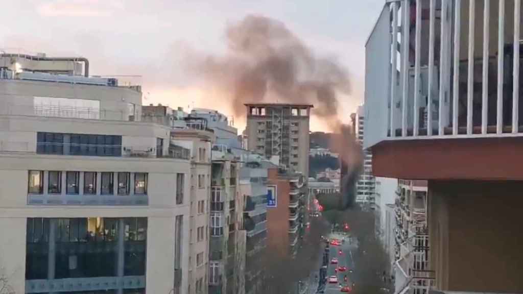 Espectacular incendio en un kiosko okupado de Sants / REDES SOCIALES