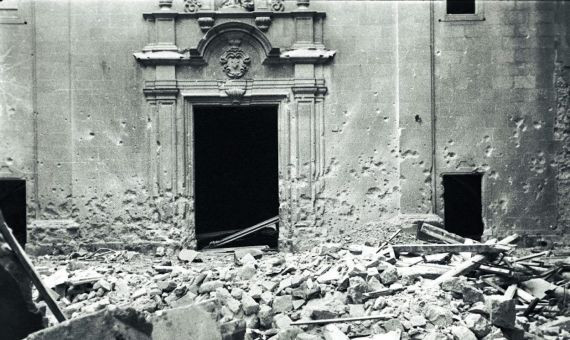 La iglesia de Sant Felip Neri destruida por un bombardeo. Febrero 1938/ ANC. BRANGULÍ-FOTÒGRAFS (AJ DE BARCELONA)  