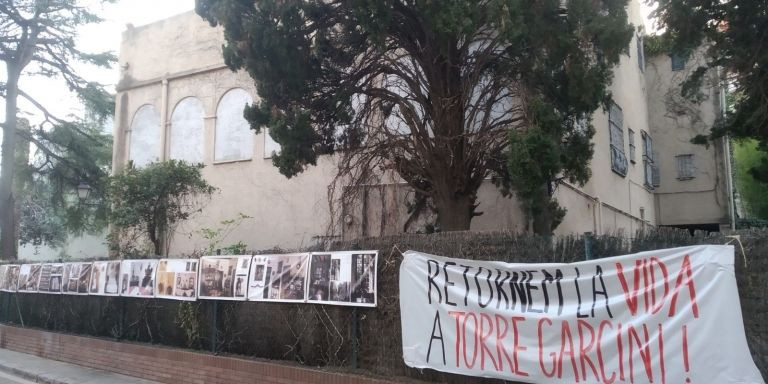 Una pancarta pide la reapertura Torre Garcini, en el Guinardó / METRÓPOLI ABIERTA - JORDI SUBIRANA 