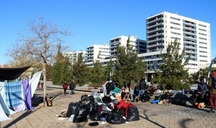 Acampada de las víctimas del incendio en la rambla del Gorg de Badalona / EFE